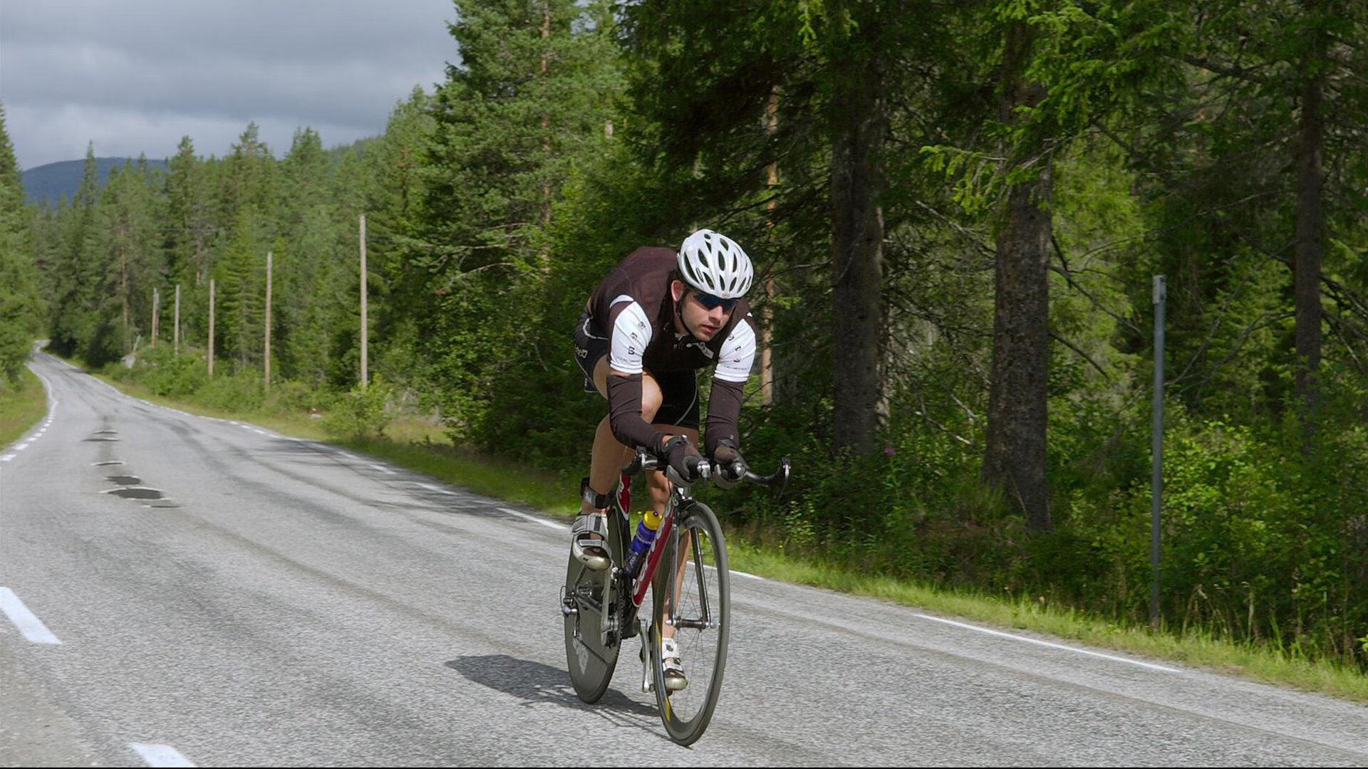 球员在比赛中展现对手无法防范的招牌动作，在比赛中持球队员倒地或坐在地上时比赛应继续进行